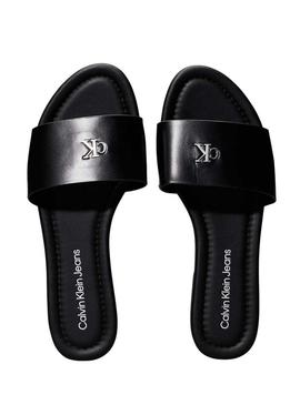 Sandálias Calvin Klein pretas planas para mulher.