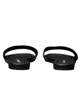 Sandálias Calvin Klein pretas planas para mulher.