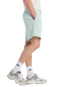Bermuda New Balance Sport Essentials verde para homem.