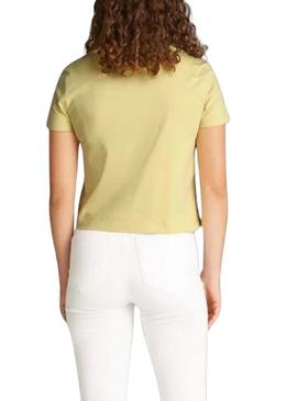 Camiseta Calvin Klein cropped amarela com monograma para mulher.