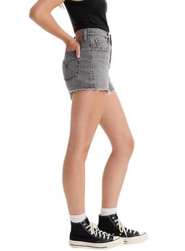 Shorts Levis 501 Original cinza para mulher.