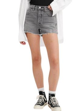 Shorts Levis 501 Original cinza para mulher.