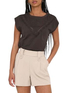 Camiseta Only Delia marrom para mulher.
