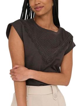 Camiseta Only Delia marrom para mulher.