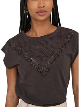 Camiseta Only Delia marrom para mulher.