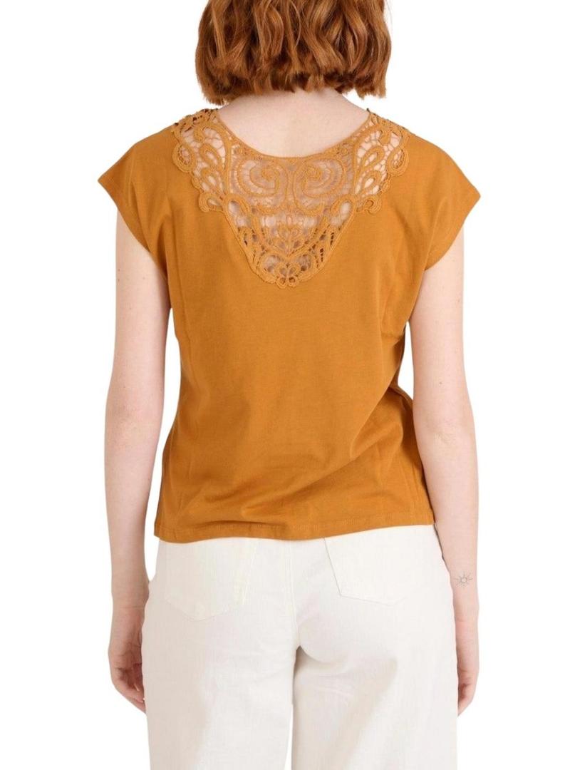 Camiseta Naf Naf de renda laranja para mulher.