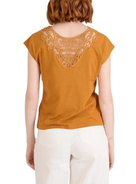 Camiseta Naf Naf de renda laranja para mulher.