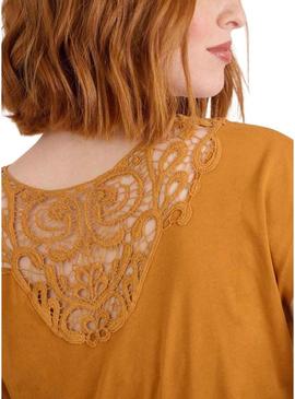 Camiseta Naf Naf de renda laranja para mulher.