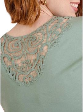 Camiseta Naf Naf com renda verde para mulher.