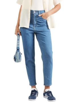Calça de ganga Levis Mom Jean em denim para mulher.