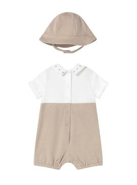 Macacão, colete e chapéu Mayoral bege para bebê.