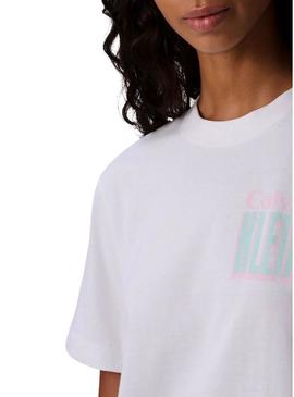 Camiseta Calvin Klein Jeans Boxy branca para mulher.