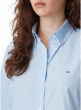 Camisa Tommy Jeans Pinstripe azul e branco para mulher.