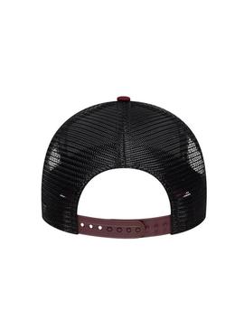 Boné New Era Patch 9Forty Trucker bordô para homem.