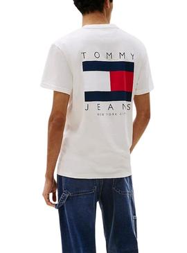 Camisa Tommy Jeans Flag branca para homem.