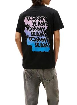 Camiseta Tommy Jeans Stack Backprint preta para homem.