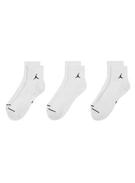 Pacote com três pares de meias Jordan Everyday brancas para homens.