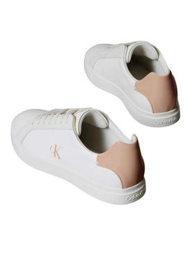 Tênis Calvin Klein Jeans Low Pro Cups branco e rosa para mulher.