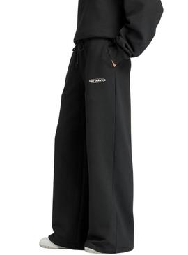 Calça New Balance Reimagined preta para mulher.