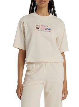 Camiseta New Balance Reimaginada bege para mulher.