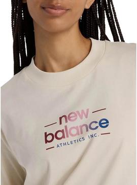Camiseta New Balance Reimaginada bege para mulher.