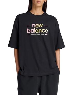 Camiseta New Balance Reimagined preto para mulher.