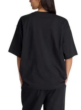 Camiseta New Balance Reimagined preto para mulher.