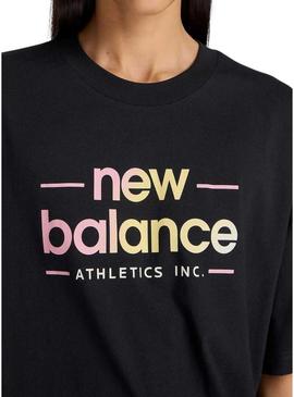 Camiseta New Balance Reimagined preto para mulher.