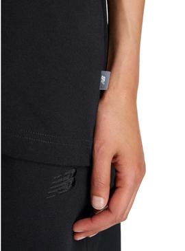 Camiseta New Balance Reimagined preto para mulher.