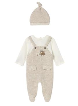 Macacão Mayoral de bebê, colete e boné bege.