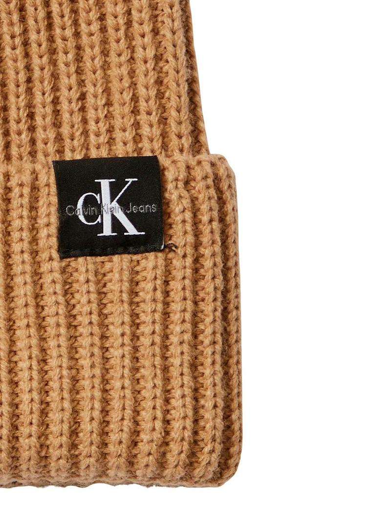 Conjunto de gorro e cachecol Calvin Klein cor de camelo para crianças.