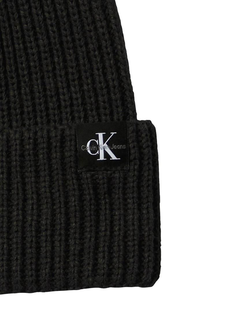 Conjunto de touca e cachecol Calvin Klein preto para crianças.