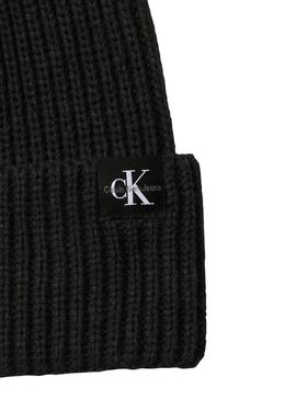 Conjunto de touca e cachecol Calvin Klein preto para crianças.