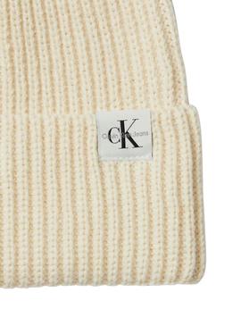 Touca Calvin Klein Monogram Rib bege para crianças.