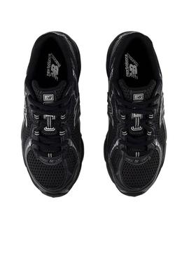 Tênis New Balance 740 preto para crianças.