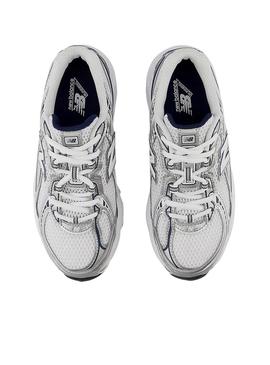 Sapatilhas New Balance 740 brancas para crianças.