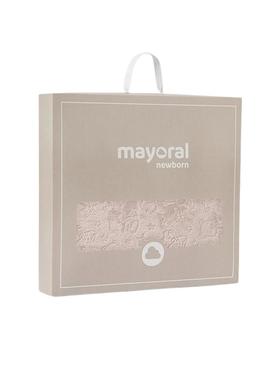 Conjunto Mayoral de cobertor e fralda beige para bebê.