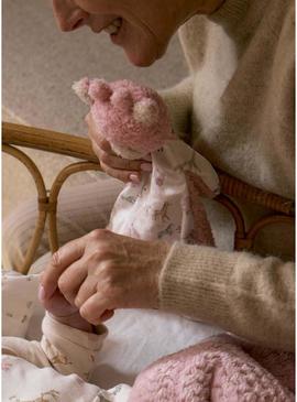 Gugú Mayoral pendura chupeta rosa para bebê.