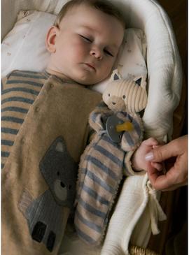 Gugú Mayoral pendura chupeta listrada para bebê.