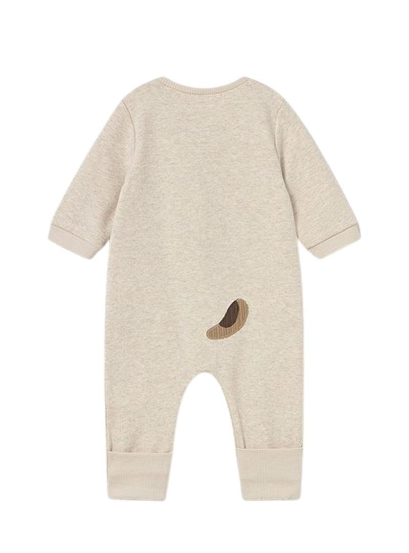 Macacão Mayoral de bebê com aplicação de bordados bege.