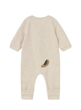 Macacão Mayoral de bebê com aplicação de bordados bege.