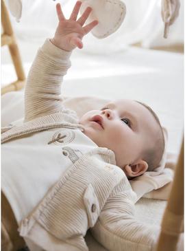 Conjunto de chándal Mayoral com camiseta para bebê.