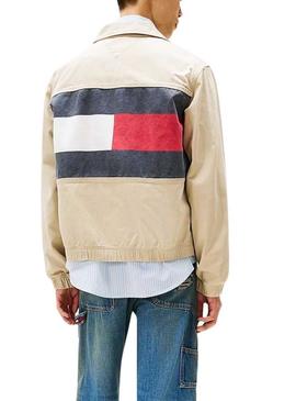 Jaqueta Tommy Jeans Essential Flag bege para homem.