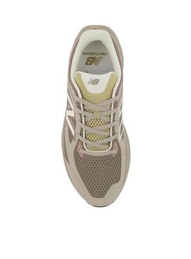 Sapatilhas New Balance 800 bege e rosa para mulher e homem.