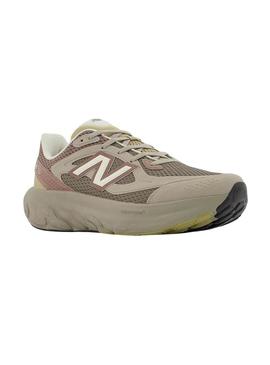 Sapatilhas New Balance 800 bege e rosa para mulher e homem.