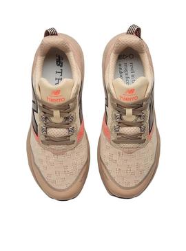 Tênis New Balance Fresh Foam X Hierro v9 bege para homem.