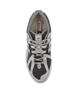 Sapatilhas New Balance U1960 cinza e preto para homens.