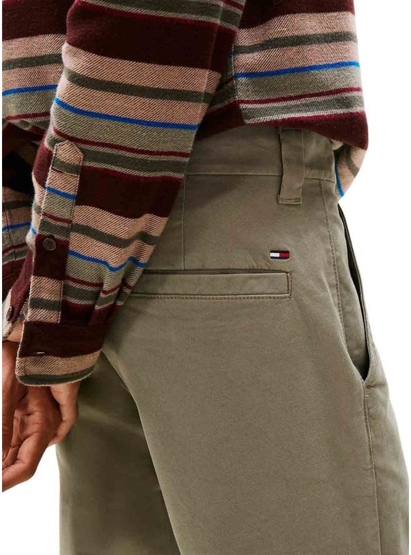 Calça Tommy Jeans Austin Chino verde para homem.