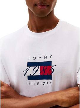 Camiseta Tommy Hilfiger Linear branca para homem.
