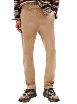 Calça Tommy Jeans Austin em camelo para homem.